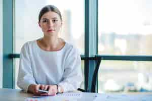 Free photo portrait of a businesswoman