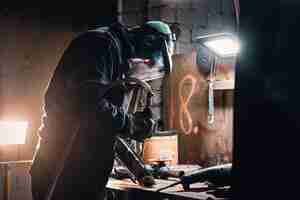 Foto gratuita ritratto di un lavoratore impegnato nel suo posto di lavoro presso la fabbrica di metalli.