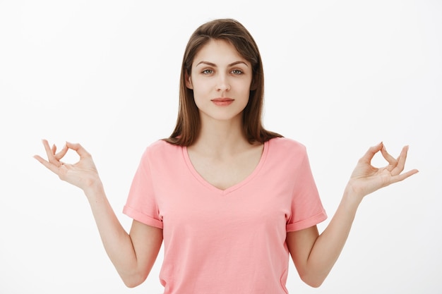 Free photo portrait of calm brunette woman posing in the studio