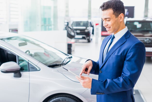 車のセールスマンの肖像画