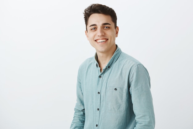 Free photo portrait of carefree happy european guy in casual shirt