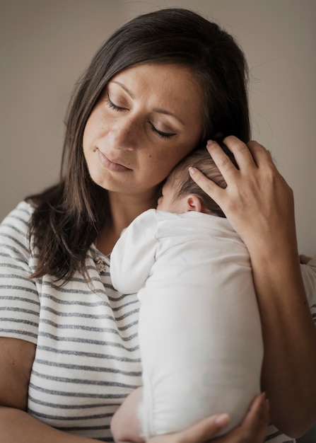 彼女の息子を保持している注意深い母親の肖像画