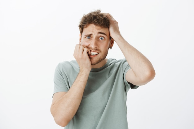 Free photo portrait of a casual guy posing in the studio