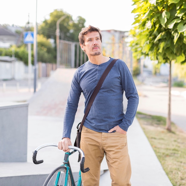 Free photo portrait of casual male posing outdoors