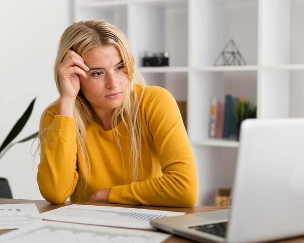 Foto gratuita ritratto di videoconferenza donna casual