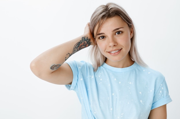 Free photo portrait of charming blonde girl posing in the studio