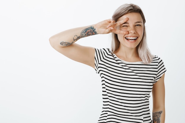 Foto gratuita ritratto di affascinante ragazza bionda in posa in studio