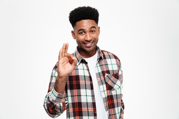 Free photo portrait of a cheerful african man dressed in plaid shirt