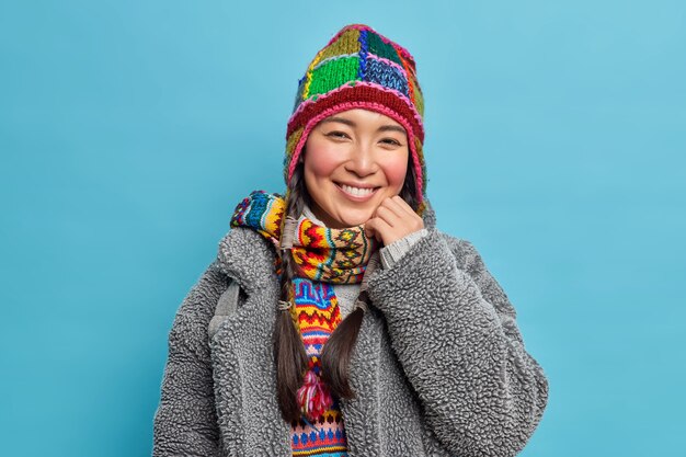 루즈 뺨과 이빨 미소로 쾌활한 아시아 여자의 초상화
