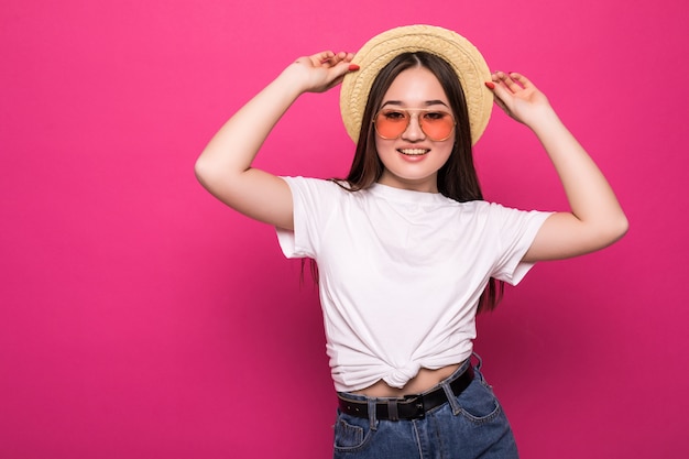 Foto gratuita ritratto di una donna asiatica allegra sopra la parete rosa