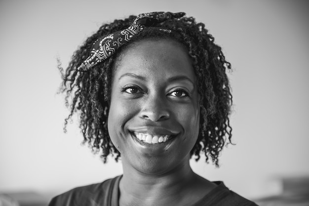 自由快乐的黑人妇女的肖像照片