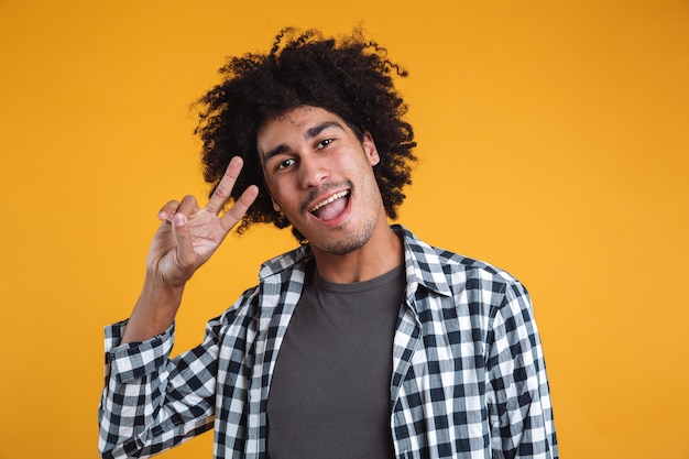 Free photo portrait of a cheerful casual african man