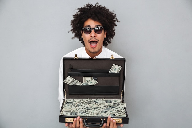 Free photo portrait of a cheerful excited afro american man