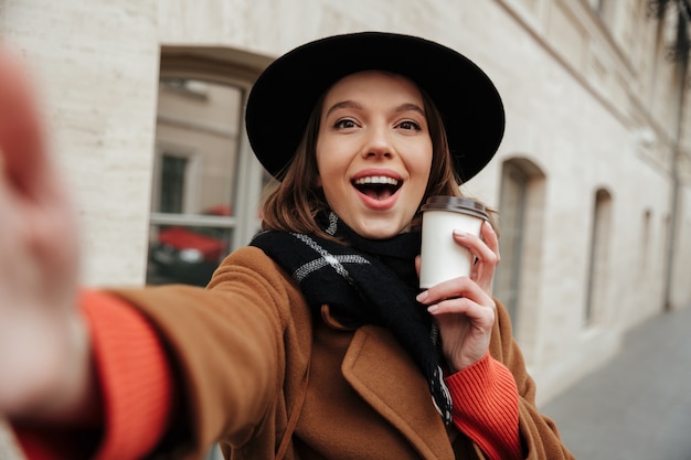 Free photo portrait of a cheerful girl dressed in autumn clothes