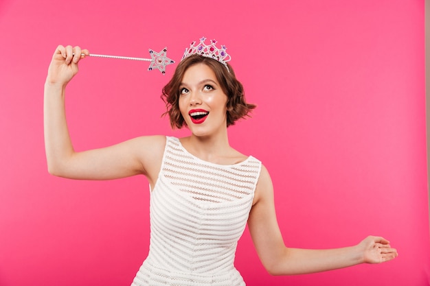 Free photo portrait of a cheerful girl wearing crown