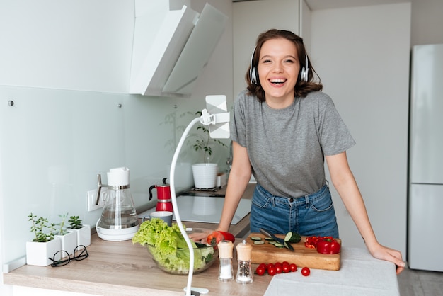 Foto gratuita ritratto di una donna allegra felice