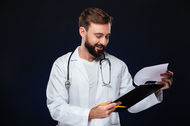 Free photo portrait of a cheerful male doctor