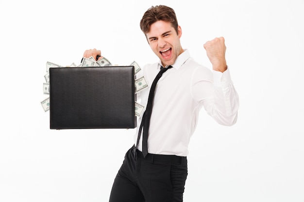 Free photo portrait of a cheerful satisfied businessman