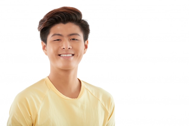 Free photo portrait of cheerful young man smiling at camera