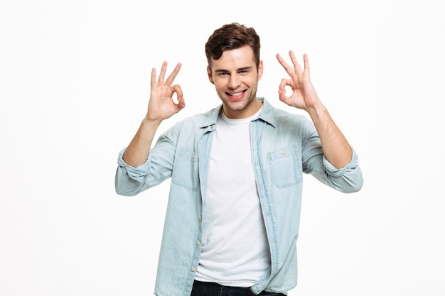 Free photo portrait of a cheerful young man