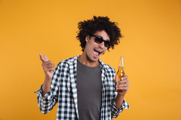 Free photo portrait of a cheery happy african man in sunglasses