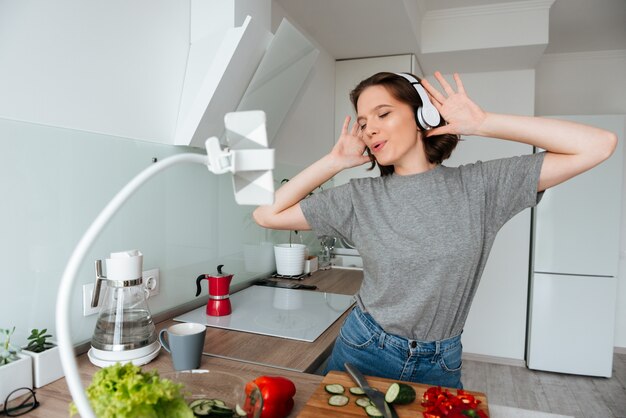 音楽を聴いて陽気な若い女性の肖像画