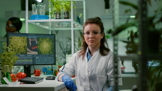 제약 실험실에서 일하는 백의를 입은 화학자 여성의 초상화