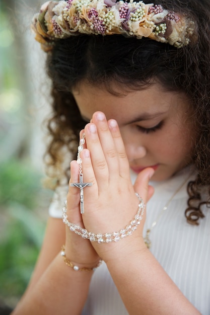 Foto gratuita ritratto di bambino che si prepara per la prima comunione