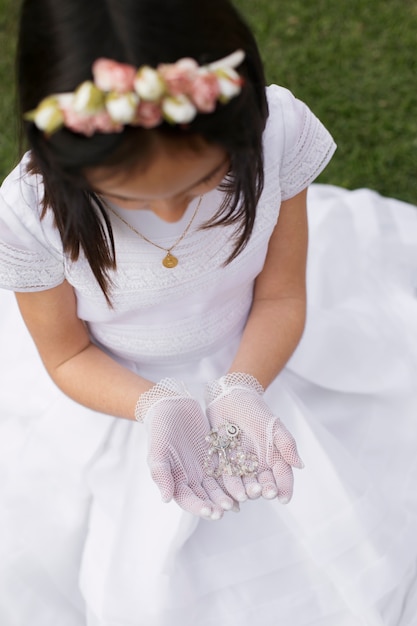 Foto gratuita ritratto di bambino che si prepara per la prima comunione