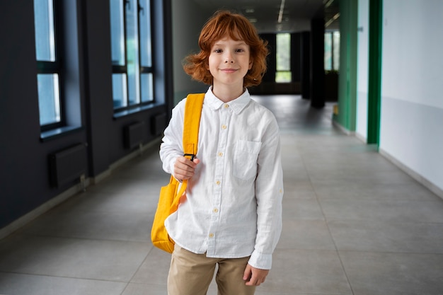 Foto gratuita ritratto di bambino a scuola