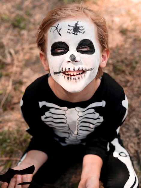 Free photo portrait of child with halloween costume