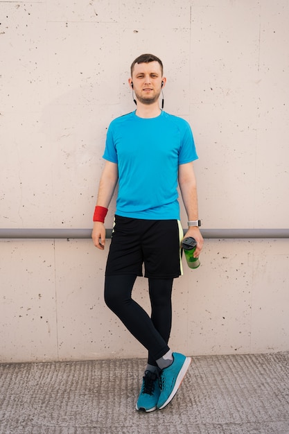 Free photo portrait of city runner with black headphones
