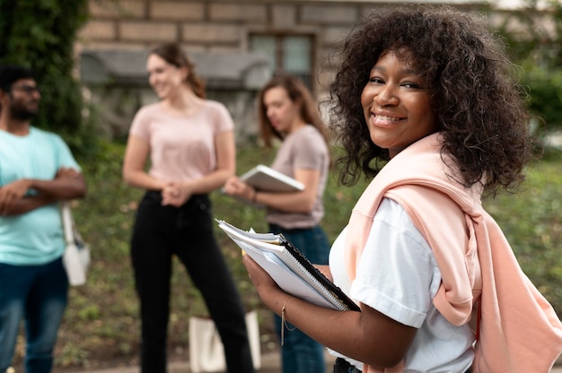 Ritratto di studentessa di fronte ai suoi compagni