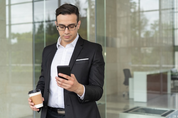 Портрет сосредоточенный бизнесмен, чтение мобильного сообщения