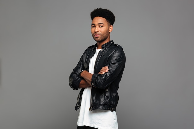 Free photo portrait of a concentrated young afro american man