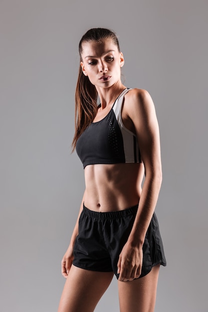 Портрет сконцентрированного молодого представлять женщины фитнеса