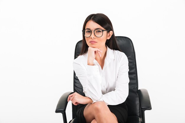 眼鏡で自信を持ってアジア女性実業家の肖像画