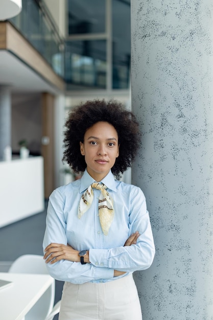 사무실에서 자신감 있는 흑인 여성 사업가의 초상화