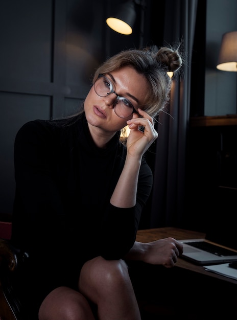 Foto gratuita ritratto di distogliere lo sguardo sicuro della donna di affari