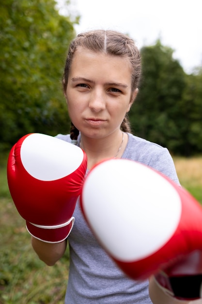 Портрет уверенной девушки в боксерских перчатках