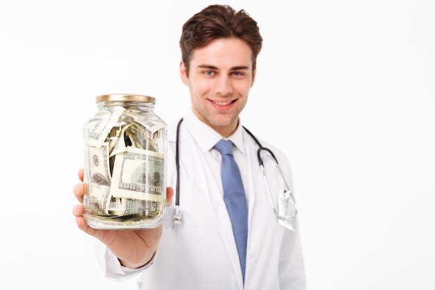 Free photo portrait of a confident happy male doctor