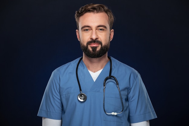 Free photo portrait of a confident male doctor