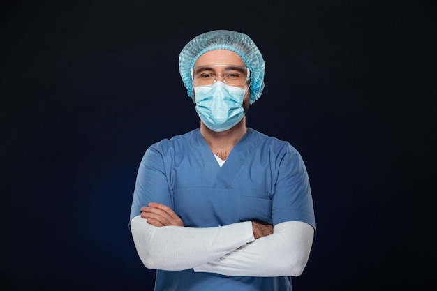 Free photo portrait of a confident male surgeon