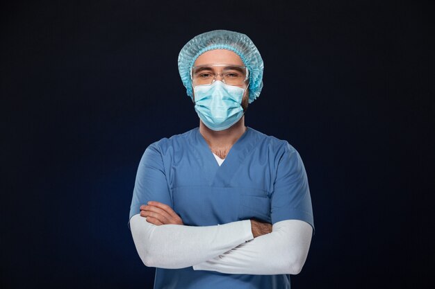 Портрет уверенно мужского хирурга