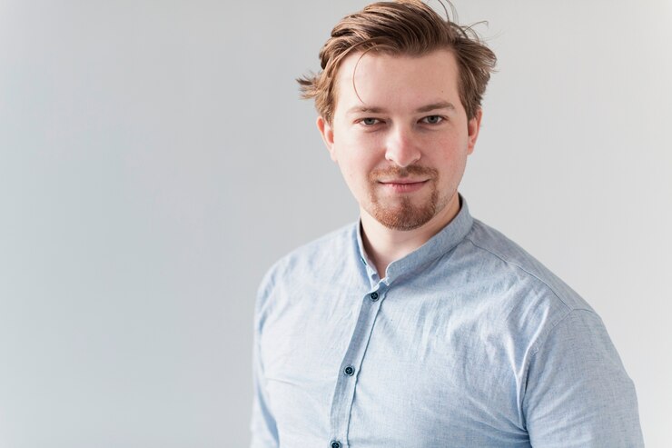 Free Photo portrait of confident man looking at photographer
