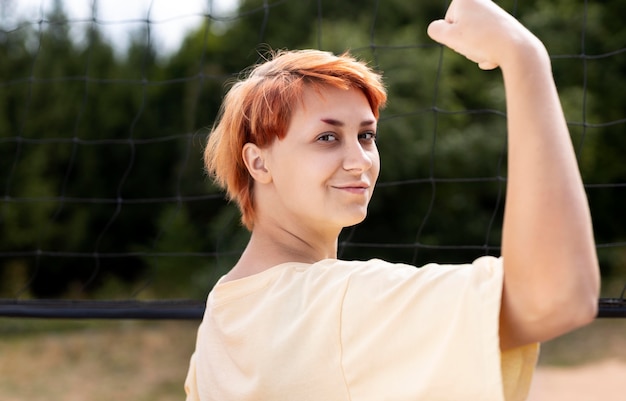 Ritratto di ragazza rossa sicura all'aperto