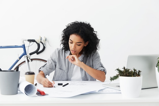 Free photo portrait of confident serious mixed race female chief engineer wearing casual clothing