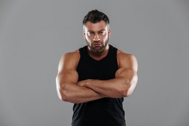 Free photo portrait of a confident strong male bodybuilder