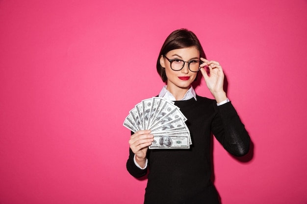 Foto gratuita ritratto di una donna d'affari di successo fiduciosa