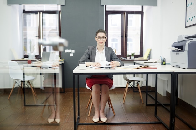 Free photo portrait of confident white collar worker